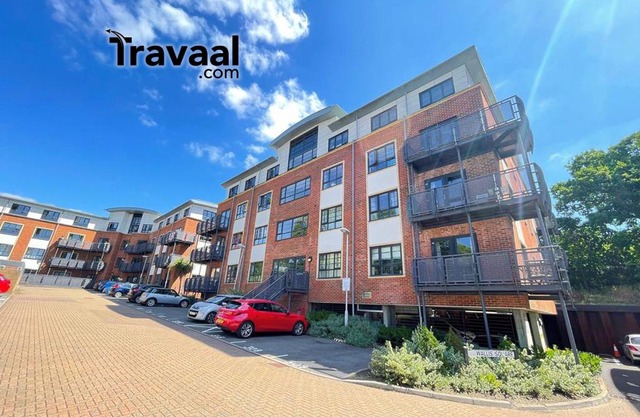 Travaal.©om - 2 Bed Serviced Apartment Farnborough
