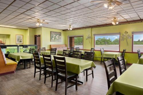 Travelodge by Wyndham Dawson Creek