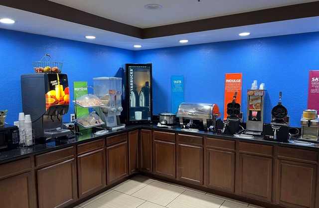 Travelodge by Wyndham Fort Wayne North