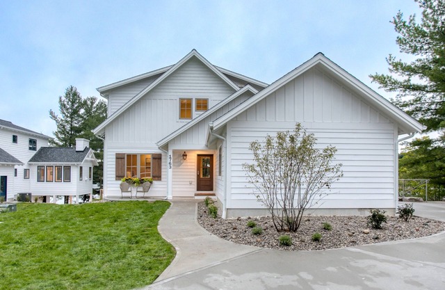 Traverse City Lakemore Resort, New Luxury Lakefront Home on Arbutus Lake