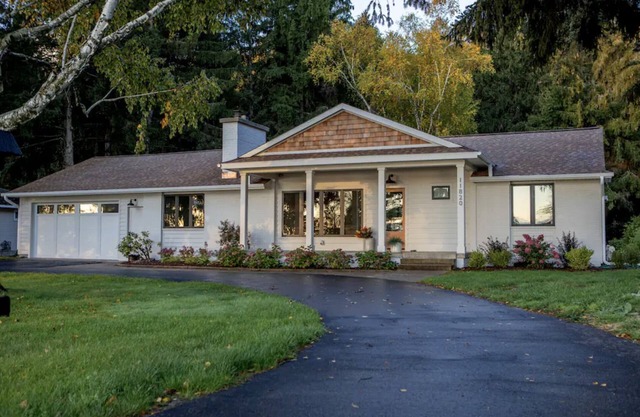 Traverse City - West Bayshore Retreat - 100’ of Private Beach - Luxurious House