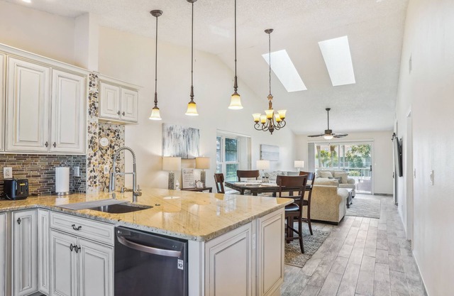 Treasure Island Retreat- Gulf Coast Relaxation Awaits!