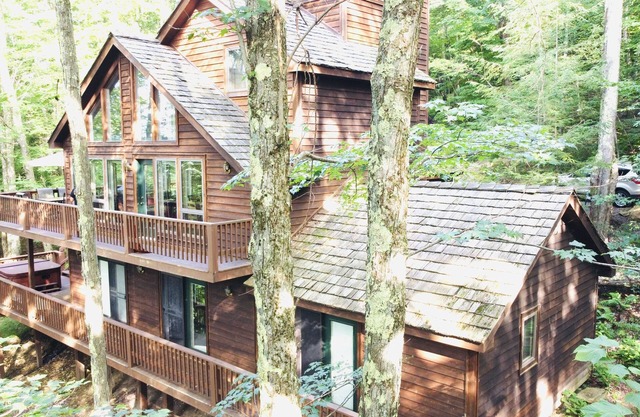 Tree House, Hot Tub, Cozy ,Wifi, Secluded, Serene,View, Central Location