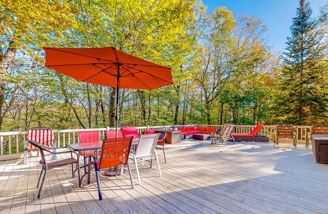 Tree-lined, dog-friendly house with WiFi & expansive deck - walk to a lake beach