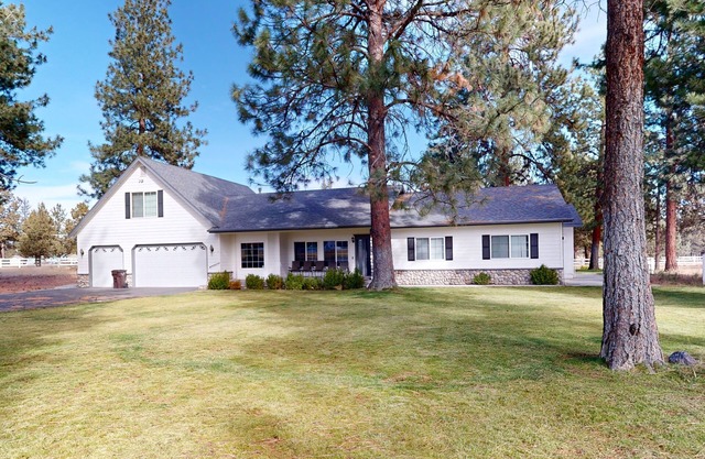 Tree-lined retreat with a hot tub, grill, game room, & W/D - mountain views