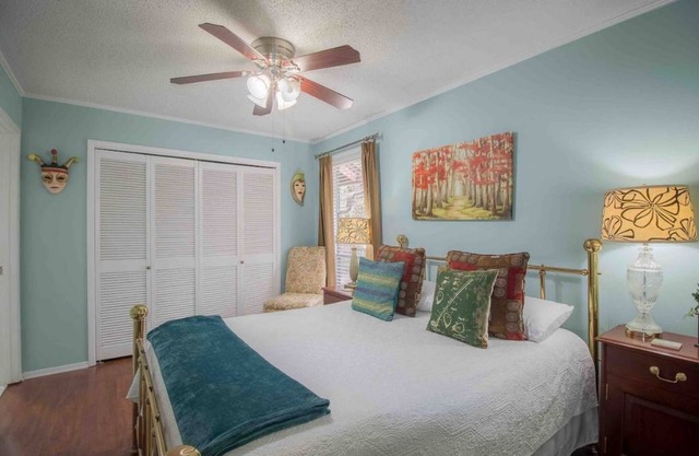 Tree Top Condo- Resort Style.CLEAN, Quiet, Pools, Beaches, Golf