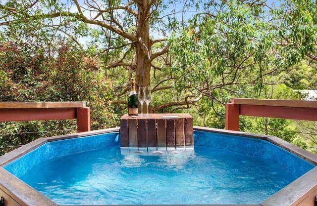 Estudio romántico de lujo en Tree Tops con bañera de hidromasaje al aire libre y chimenea