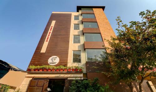 Treebo 12 Degrees West, 750 Mts From Embassy Golf Links Business Park