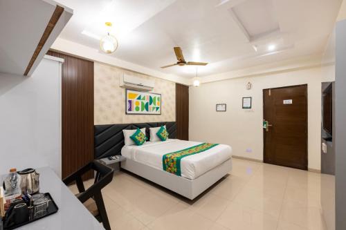 Treebo AR Grand, 18 mins from Airport