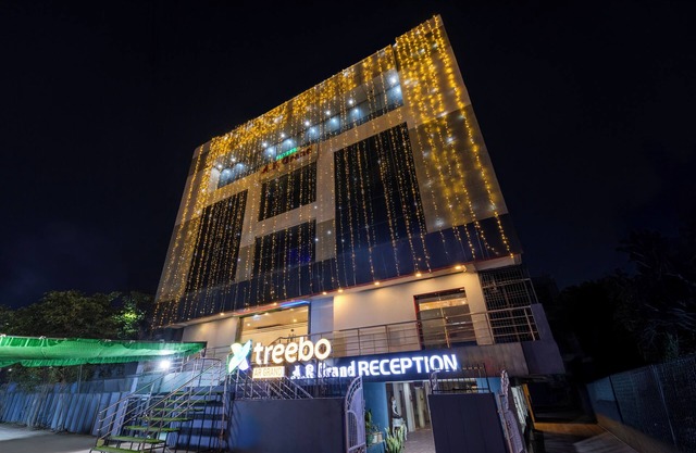Treebo AR Grand, 18 mins from Airport
