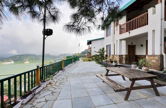 Treebo Vista Lago With Lake View