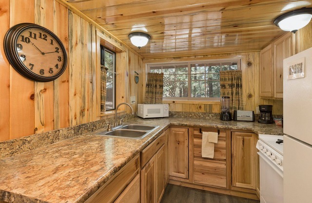 TreeHouse Cabin on Lake Vallecito - Fireplace, Porch, Hammock, Pets OK