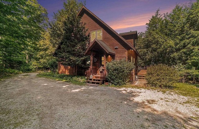 Treehouse feel, sleeps 10! Near Crystal Lake’s South Shore public beach and CSA.