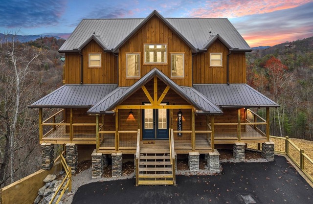 Treehouse Lodge 5 Bedroom Cabin by RedAwning