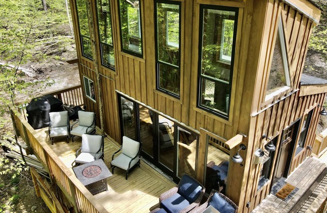 Treehouse-One of a Kind , AC, tubing, fire table, fire pit, 20 min to Killington