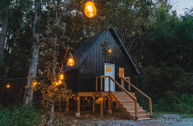 Treehouse w/ Hot Tub near Shawnee National Forest