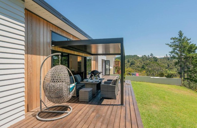 Treetop Bach - Whangamata Holiday Home