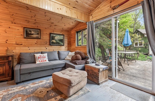 Treetop Hideaway – Rustic Cabin Retreat