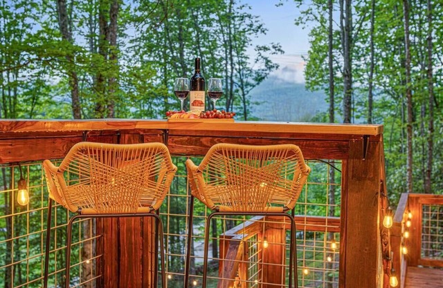 Treetop MT Views w/ Hot Tub & Fire Pit