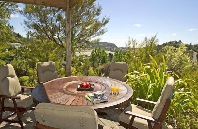 Treetop Oasis - Tairua Executive Holiday Home