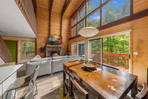 Treetops Chalet - 3bd/2bt Boutique Cabin w/Mt Leconte views in Gatlinburg