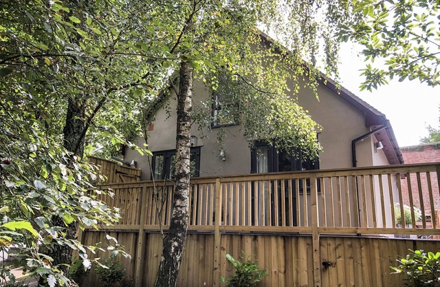 TREETOPS, family friendly, country holiday cottage in Southerton