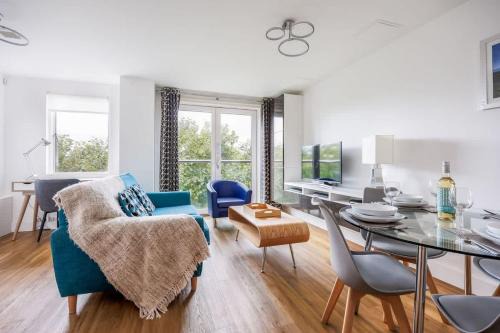 Treetops - Modern Apartment, Moments from Poole Quay