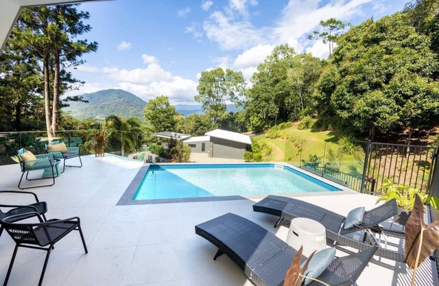 Treetops Retreat: A Serene Rainforest Escape with Mountain Views