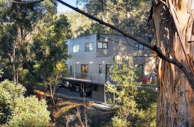 "Treetops Retreat" - Sleeps 10, 3 Baths-Peaceful