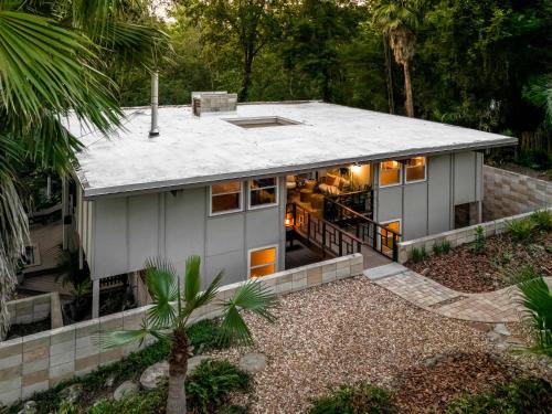 TreeTops Spacious Architectural Retreat