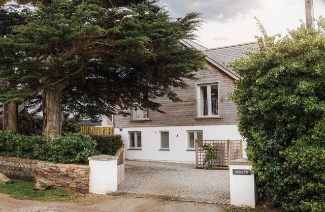 Treglyn - Constantine Bay - sleeps 10 guests in 4 bedrooms
