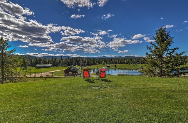 ¡NUEVO! 40-Acre Trego Resort Cabin w / Lake & Trails!