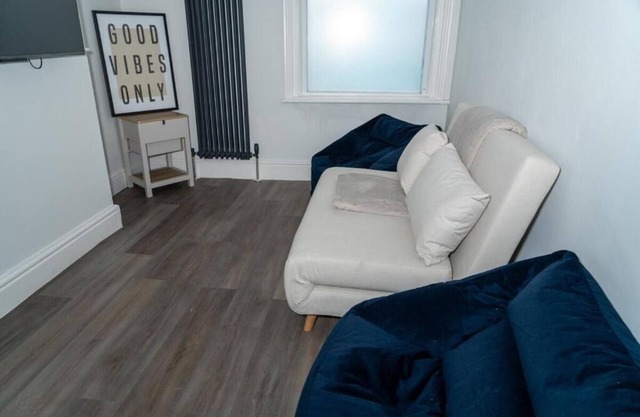 Tremendous 2-bedroom apartment in Lancashire, Blackpool FY1 6BZ, UK