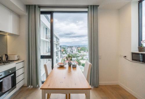 Trendy 1 Bedroom with City Views Pool and Gym M14