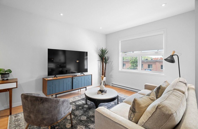Trendy 2-Bedroom Haven by Jean Talon Market