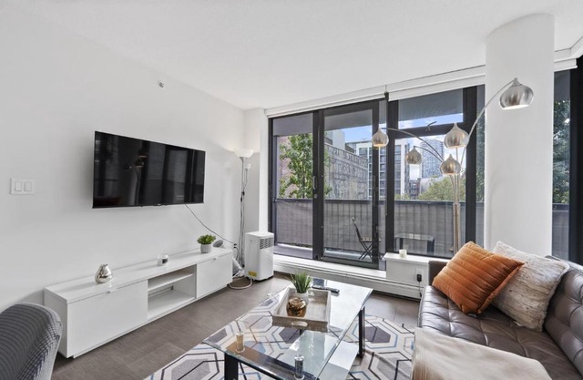 Trendy 2 Bedroom Suite Close to SkyTrain and Seawall