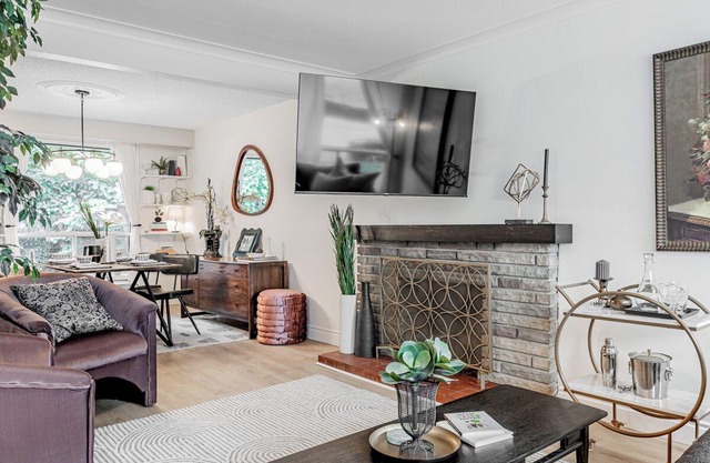 Trendy 3 bdrm, lakeside trails, 20 min to Toronto!