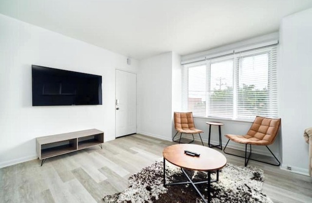 Trendy 3 BedRoom Perfect for Long Stays! ! !
