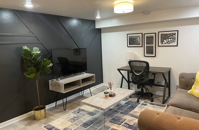 Trendy 2 bdrm near McCormick Place & Wintrust Arena