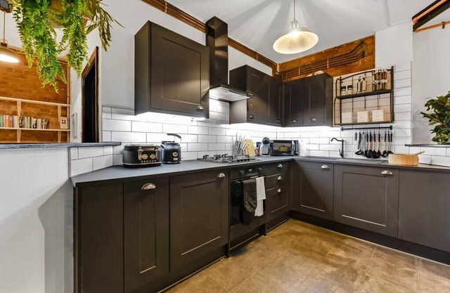 Trendy, Arty, 3BR in Heart of Hipster Hackney!