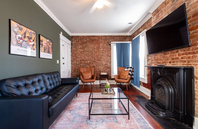 Trendy Condo walking Distance to Bars, Restaurants, and Coffee Shop
