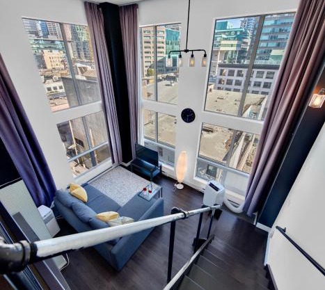 Trendy Downtown Loft - King Bed!