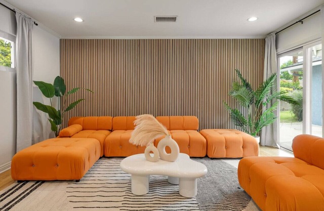 Trendy Getaway | Hot Tub | 20 mins to Disney