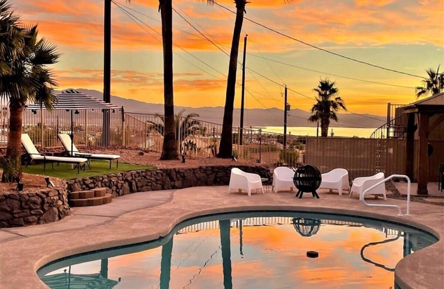 Trendy Getaway + Pool, Spa, Game Room, Views