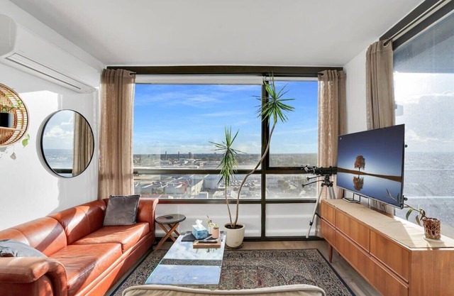 Trendy Inner-City Living Brunswick Apt. for Two!