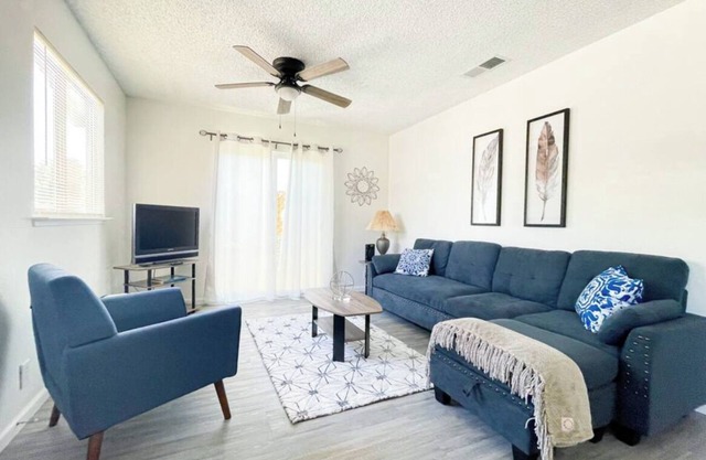 Trendy Ivy 2-bedroom Apartment near Downtown Coalinga