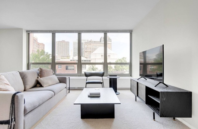 Trendy Lakeview 1BR w/ Deck, Pool & Gym, nr Lincoln Park, by Blueground