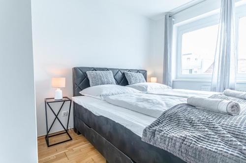 Trendy - Modern 1BR & 1LR Apartment in Vienna Center