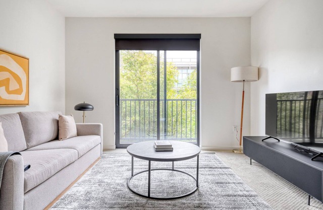 Trendy Santana Row 1BR w/ Gym & Pool, 10 mins to Google, by Blueground