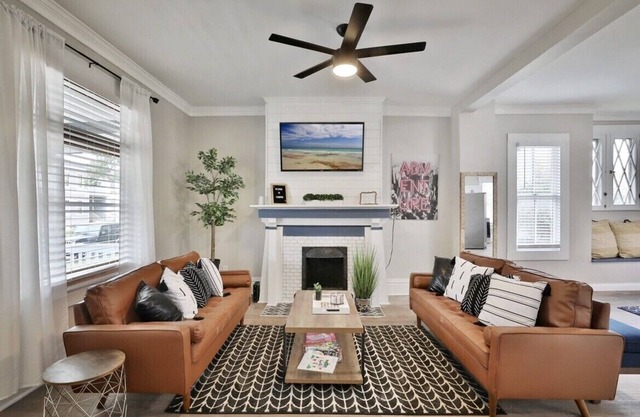 ★ Trendy Spot Newly Remodeled in the <3 of it all!